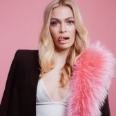 各路名媛挚爱的charlotte simone时髦粉色大披肩 $367.5（约2388元）