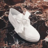 人手一双的爆款Cedric Charlier蝴蝶结小白鞋热卖 $365（约2375元）