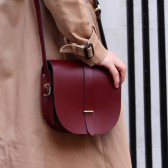 Cambridge Satchel 酒红色马鞍包 £88（约810元）