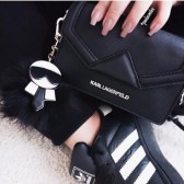 Karl Lagerfeld 老佛爷同名品牌信封肩带包 mini £146（约1360元）