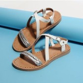 清凉一夏！UGG 平底白色凉鞋 £45（约414元）