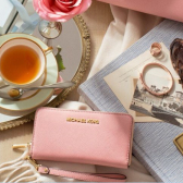 Michael Kors Jet Set 樱花粉色皮质钱包 $109.2（约761元）