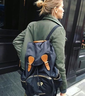 Harrods现有Burberry经典风衣、羊绒羊毛围巾等服饰热卖