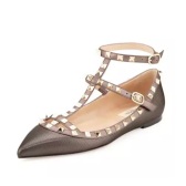 【黑色星期五】 Valentino 经典铆钉平平底鞋 $696（约4985元）