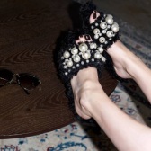 【热卖款鞋履】Miu Miu 秀款 珍珠毛拖 百搭黑色 $950（约6783元）