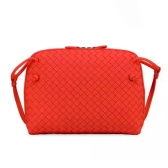 Bottega Veneta 经典Intrecciato编织斜挎包 $1550（约11067元）