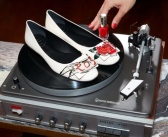 Saks Fifth Avenue ：名媛最爱 Roger Vivier 方扣鞋 满减高达$275！