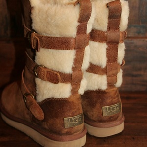 UGG Becket 栗色羊羔毛搭扣防水雪地靴