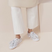 【】厌烦了毫无新意的小白鞋？不如入 Loeffler Randall 泼墨流苏款小白鞋 £243.75（约2127元）