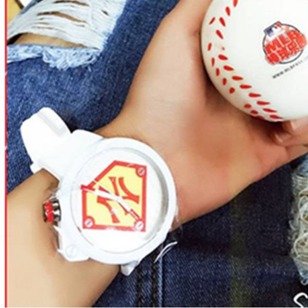 运动感！MLB WATCH 时代广场红色NY白色橡胶表带石英表 331.12元包邮（需用券）