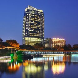 春节出发： 无锡君来湖滨饭店/君来洲际酒店/希尔顿逸林酒店+中西早晚餐 689元起/间