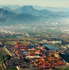 酒店特惠： 横店精选酒店1晚（含早）+横店影视城三点门票2份+梦泉谷温泉票2张 965元/间