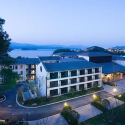 酒店特惠： 占尽千岛湖最佳景观位 千岛湖梅地亚君澜度假酒店双人度假套餐（1晚住宿+早餐） 380元起/间
