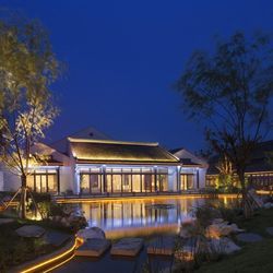 酒店特惠： 体验江南园林式建筑的幽静，慢游无锡荡口古镇，清明可订！ 567元起/间
