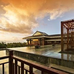酒店特惠： 拥有300米“私家海滩”，享海棠湾一线海景，将碧海蓝天尽收眼底！ 553元起/间